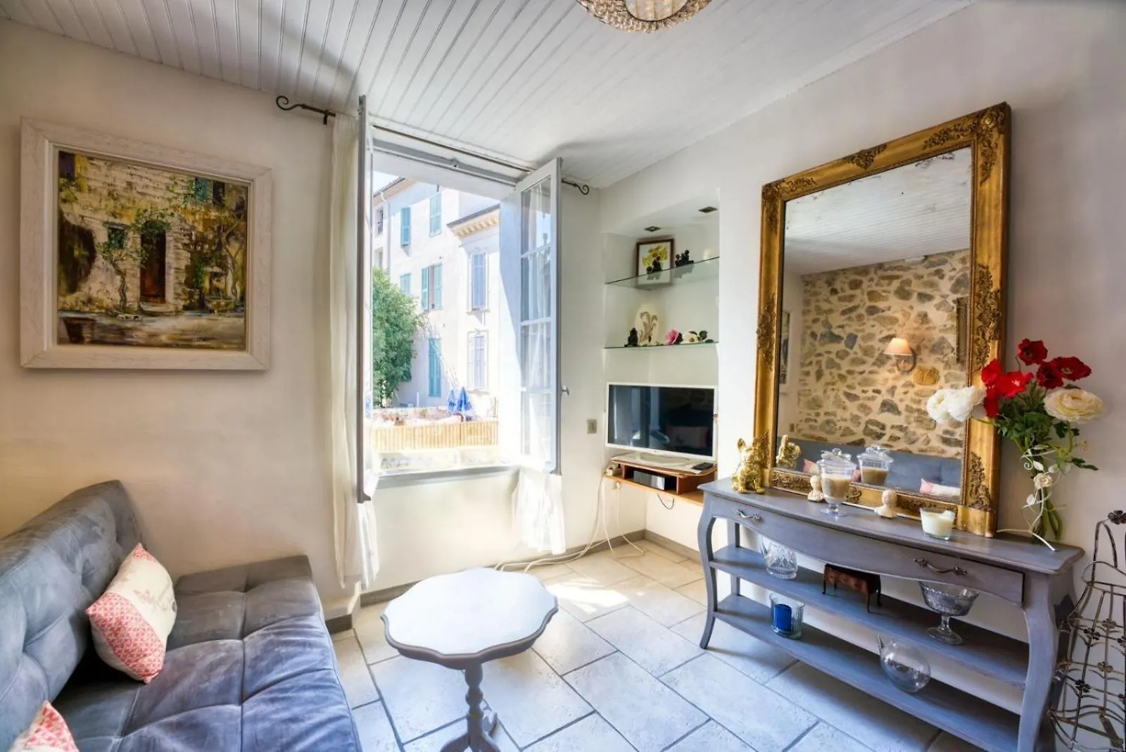 New 2-Bed Central Cannes Apt